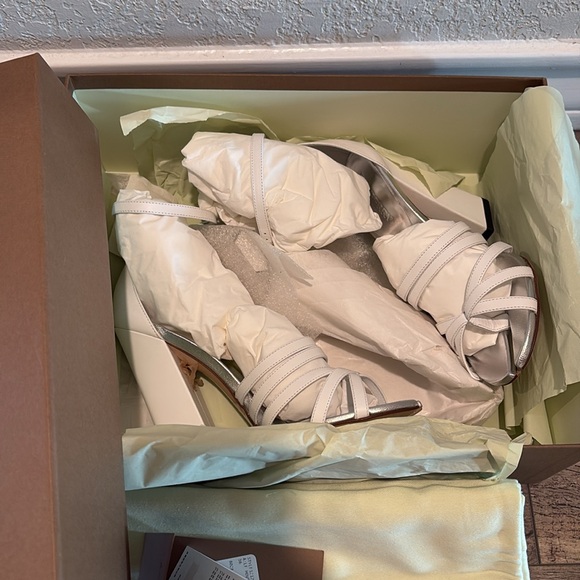 NWT SIZE 36 Burberry White Leather Split-Toe Hove Sandals - Picture 11 of 16